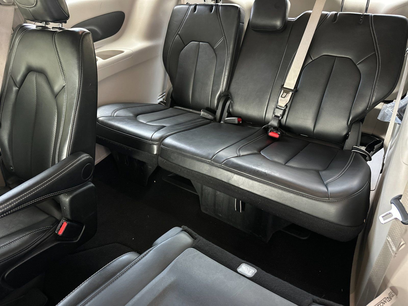 Used 2024 Chrysler Pacifica Touring-L image 14