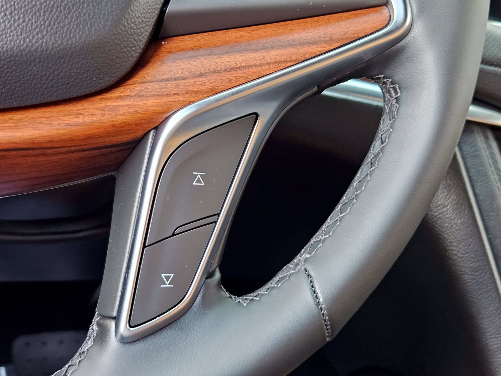 Certified 2025 Cadillac XT5 Premium Luxury FWD image 28
