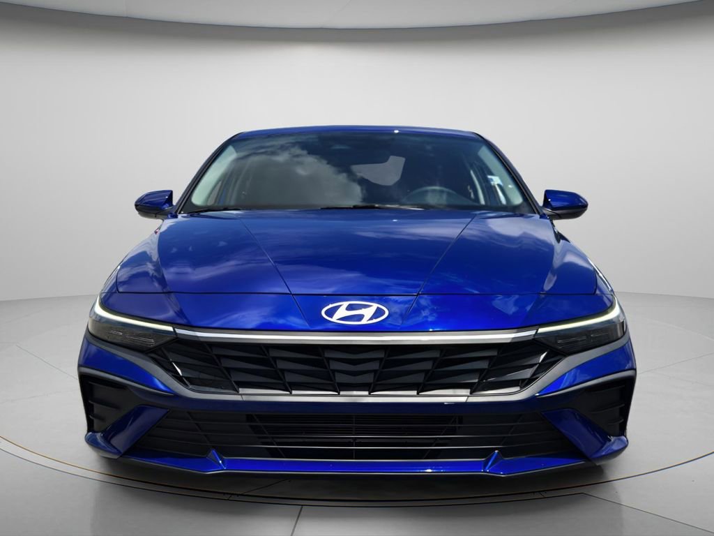 Certified 2025 Hyundai Elantra SE FWD image 5