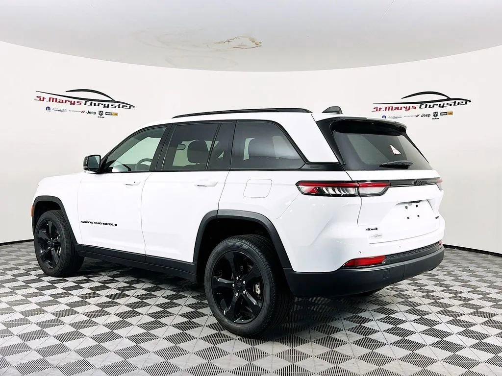 Used 2024 Jeep Grand Cherokee Limited w/ Black Appearance Package AWD/4WD image 6