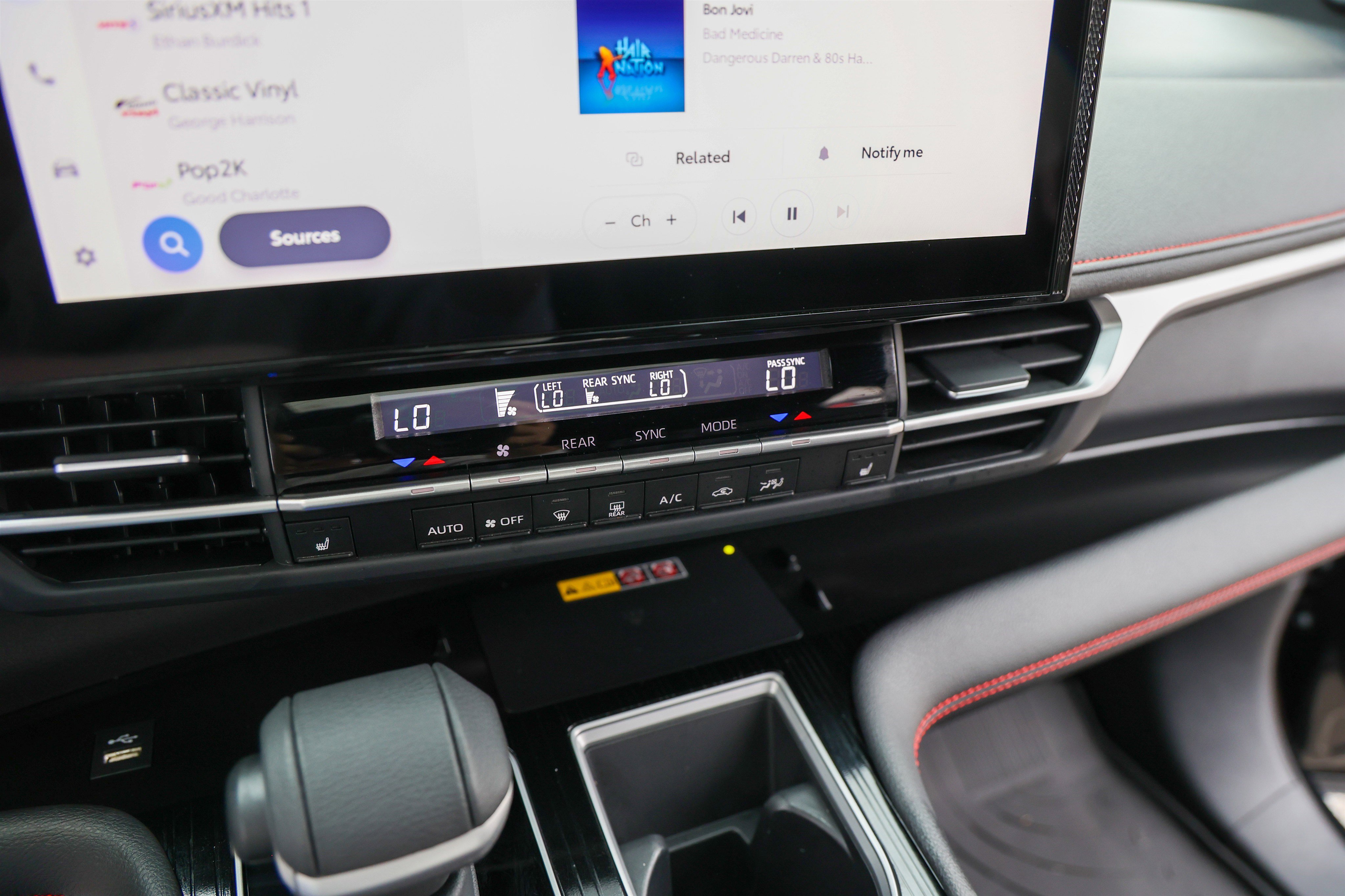 Used 2025 Toyota Sienna XSE w/ XSE Plus Package FWD image 23