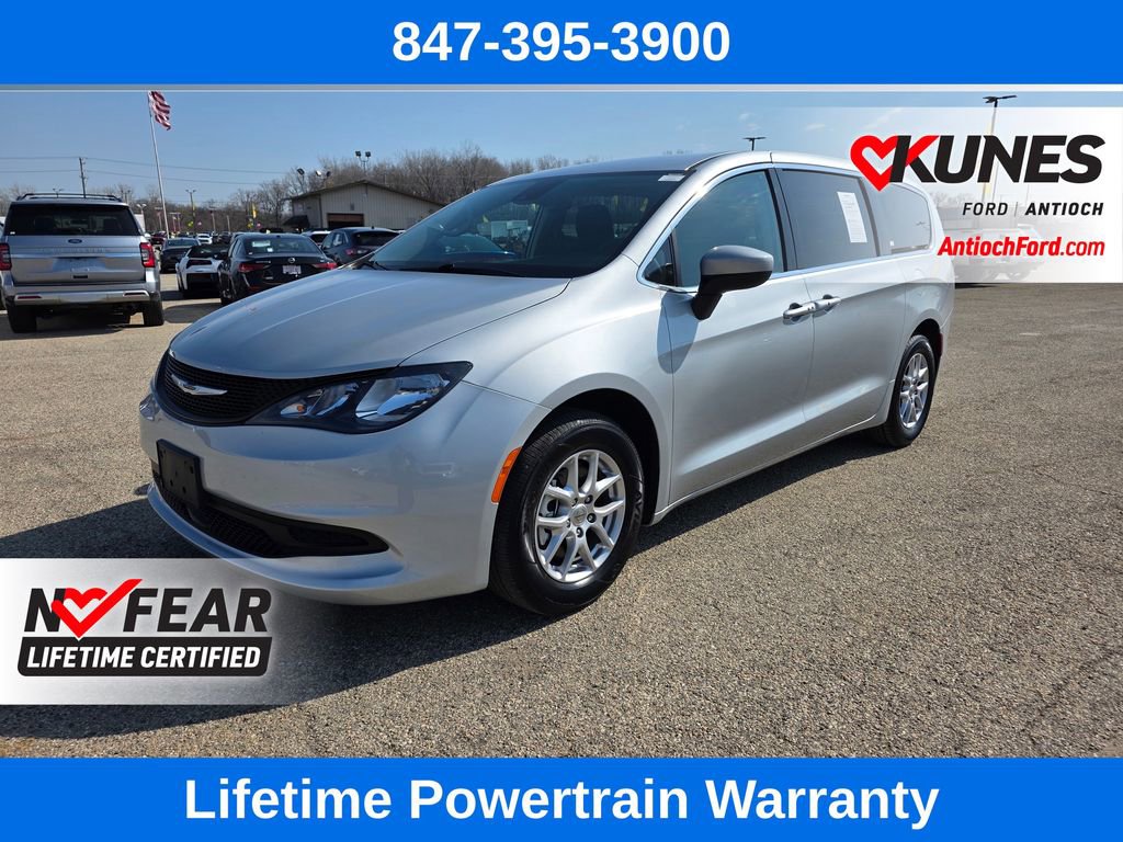 Used 2023 Chrysler Voyager LX image 3