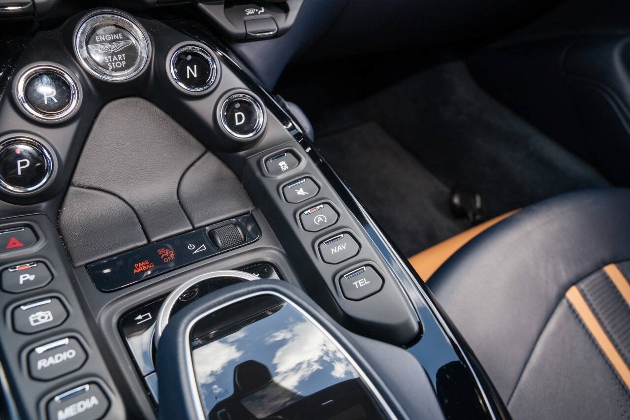 Used 2020 Aston Martin V8 Vantage Coupe RWD image 49