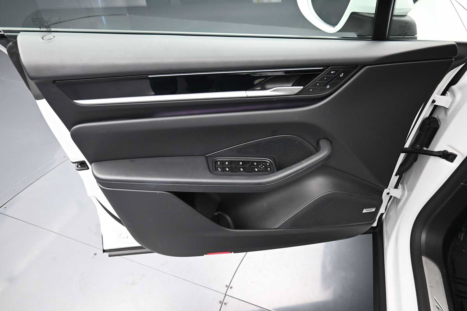 Certified 2025 Porsche Macan Electric RWD image 7