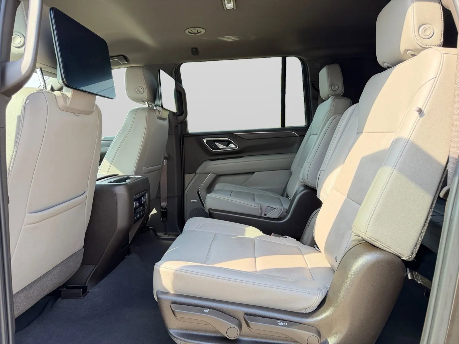 Used 2021 Chevrolet Suburban LT w/ Rear Media and Nav Package RWD image 28