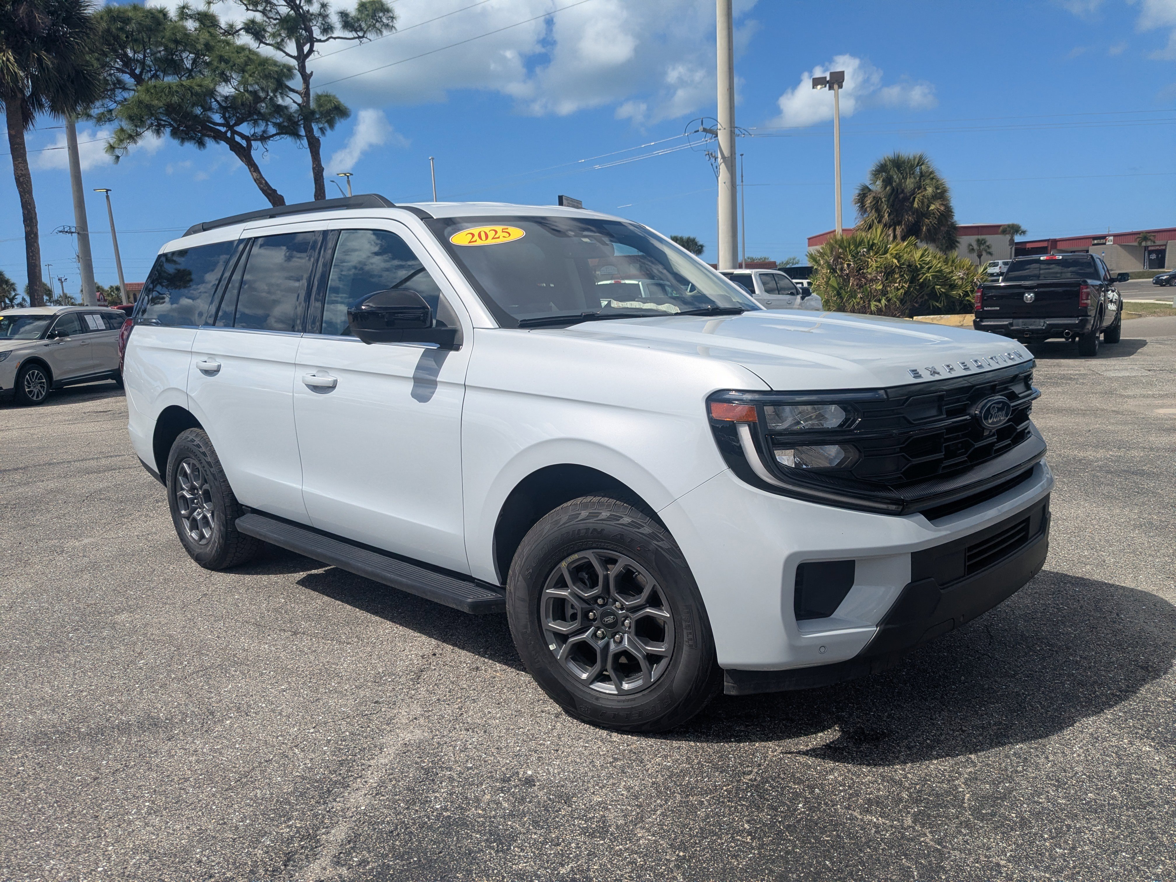 Used 2025 Ford Expedition Active image 2