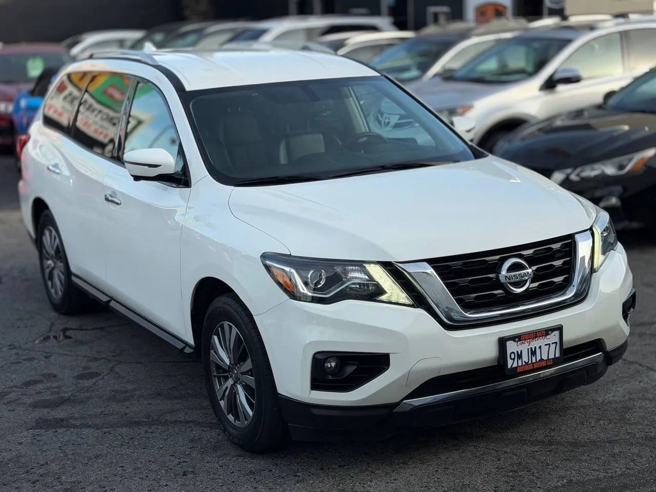Used 2019 Nissan Pathfinder SL image 2