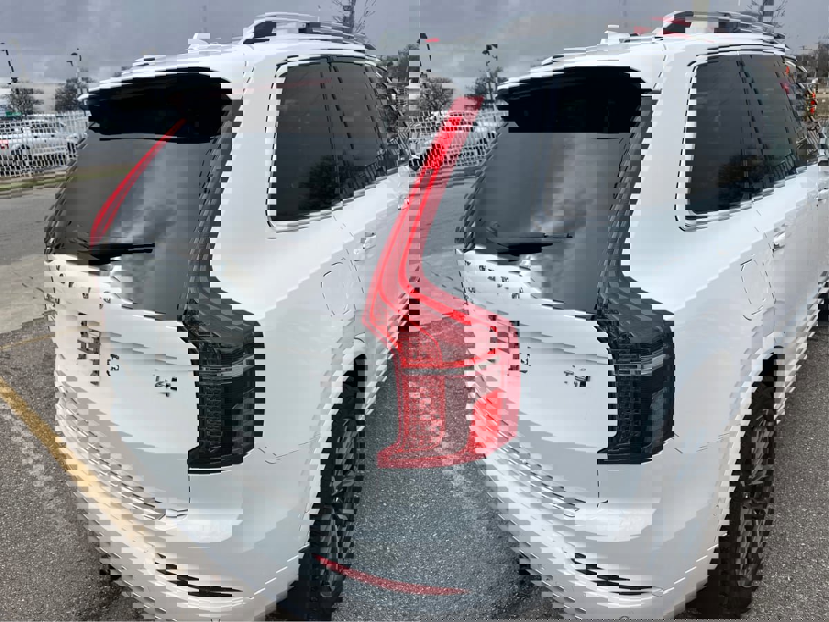 Used 2016 Volvo XC90 T6 Momentum w/ Momentum Plus Package image 37