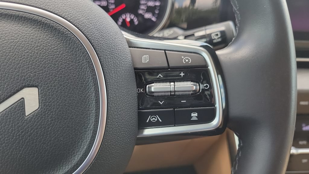 Used 2024 Kia Carnival EX FWD image 20