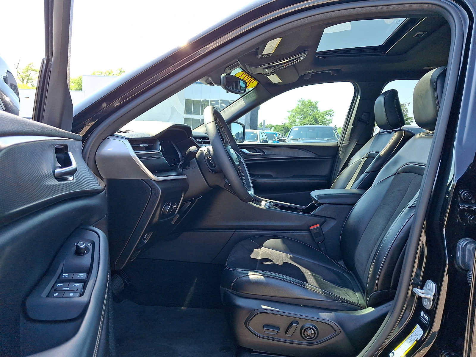 Certified 2023 Jeep Grand Cherokee L Laredo AWD/4WD image 16