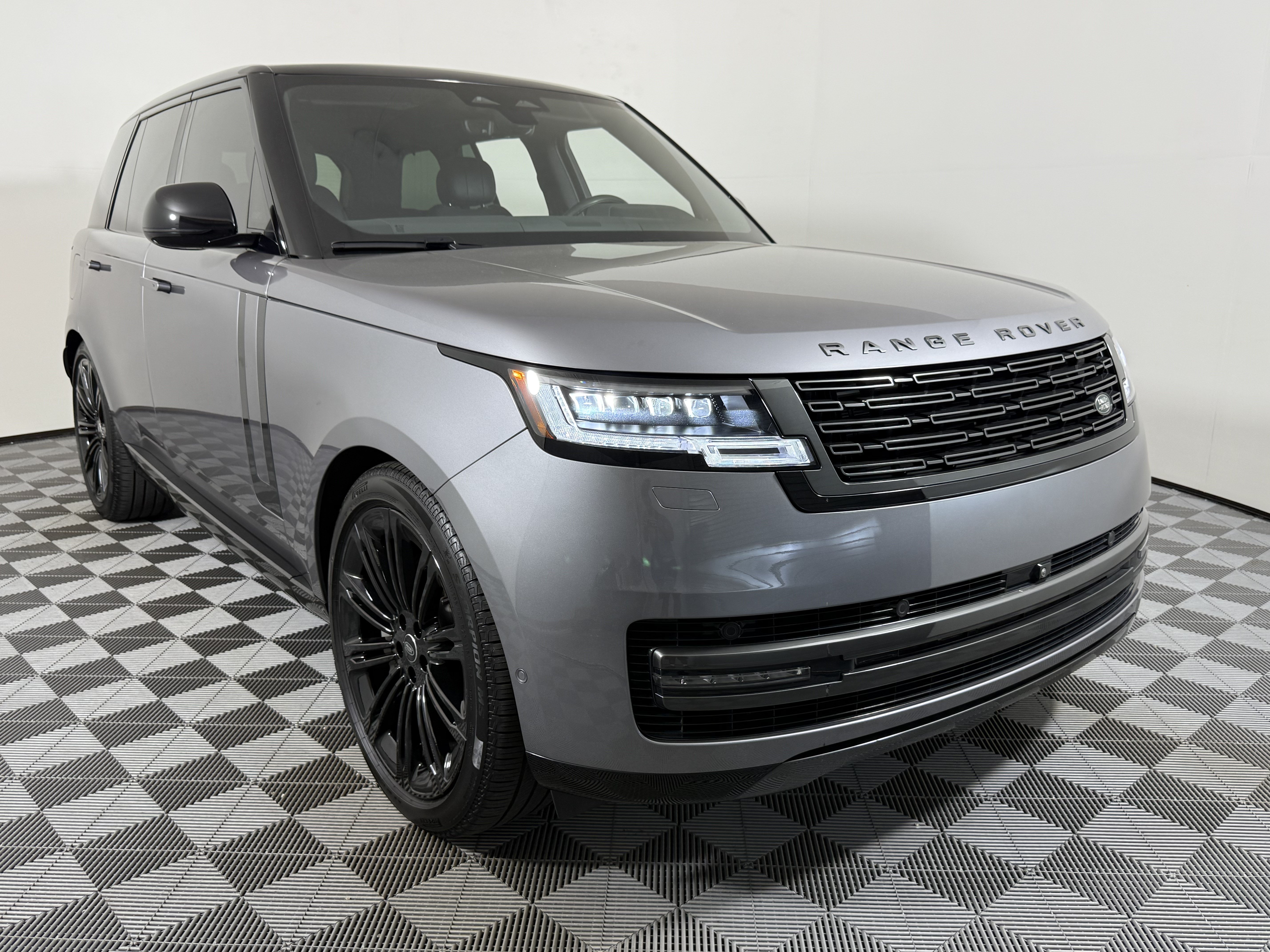Certified 2025 Land Rover Range Rover SE AWD/4WD image 9