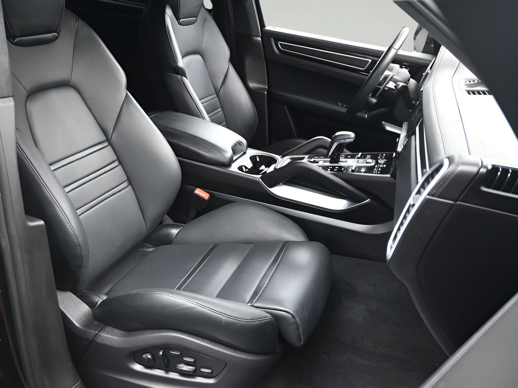 Certified 2022 Porsche Cayenne Turbo S AWD/4WD image 12
