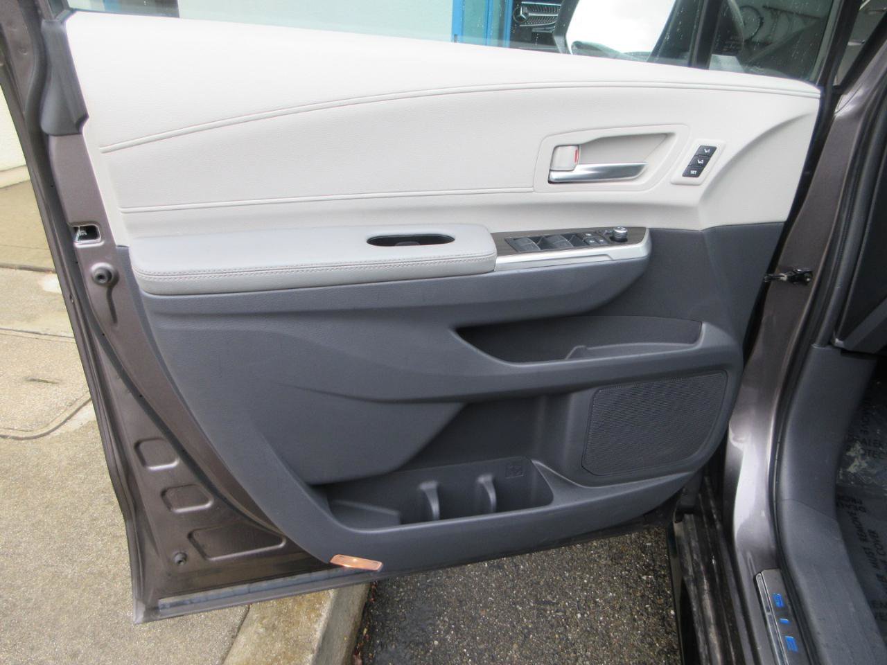 Used 2024 Toyota Sienna Limited AWD image 6