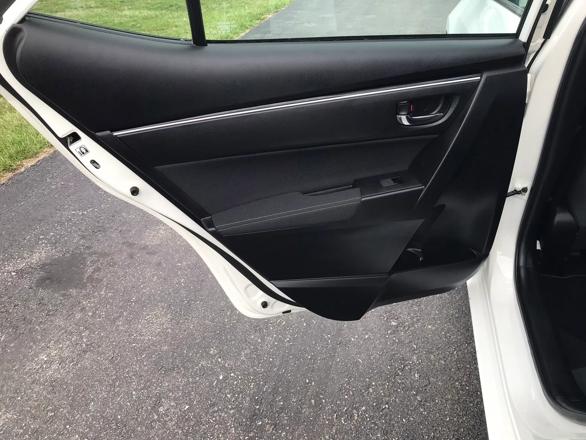 Used 2018 Toyota Corolla LE image 29