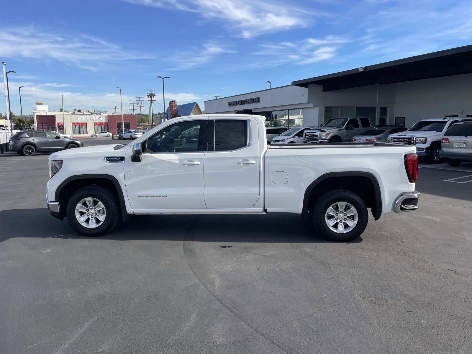 Used 2025 GMC Sierra 1500 SLE w/ Preferred Package image 8
