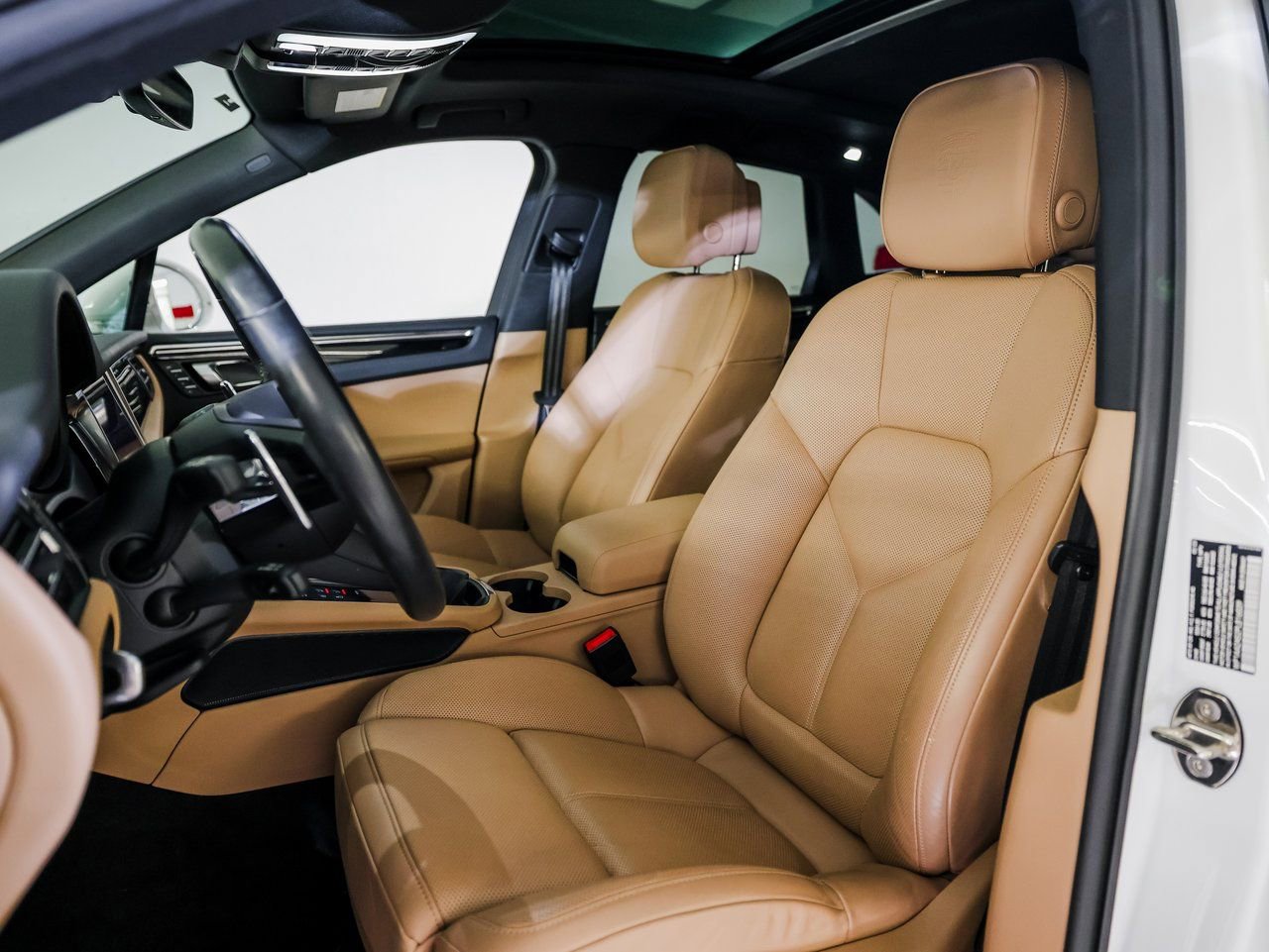 Certified 2023 Porsche Macan image 5