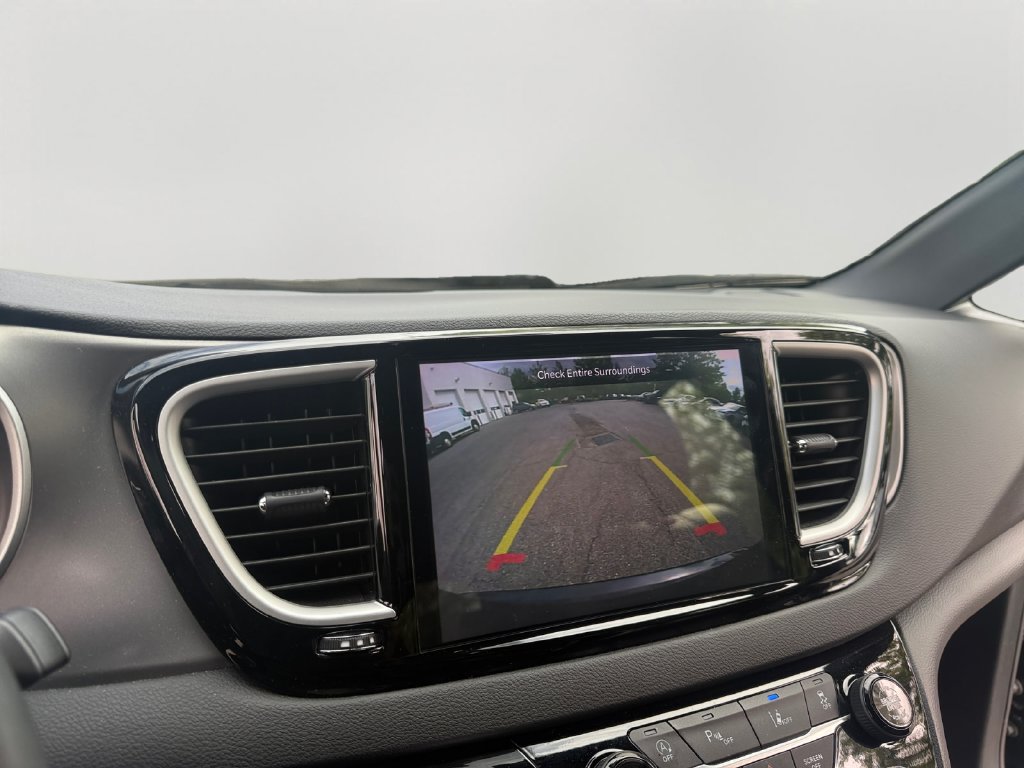 Used 2025 Chrysler Pacifica Select FWD image 16