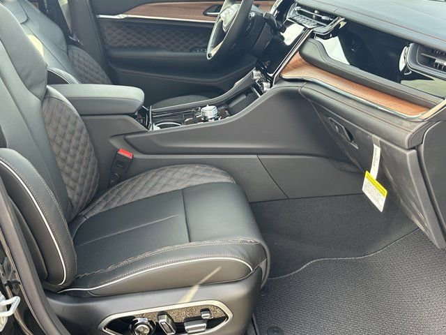 New 2025 Jeep Grand Cherokee Summit AWD/4WD image 16