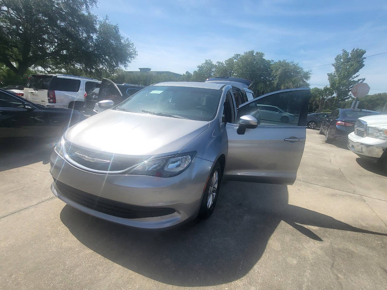 Used 2017 Chrysler Pacifica Touring w/ Tire & Wheel Group FWD image 88