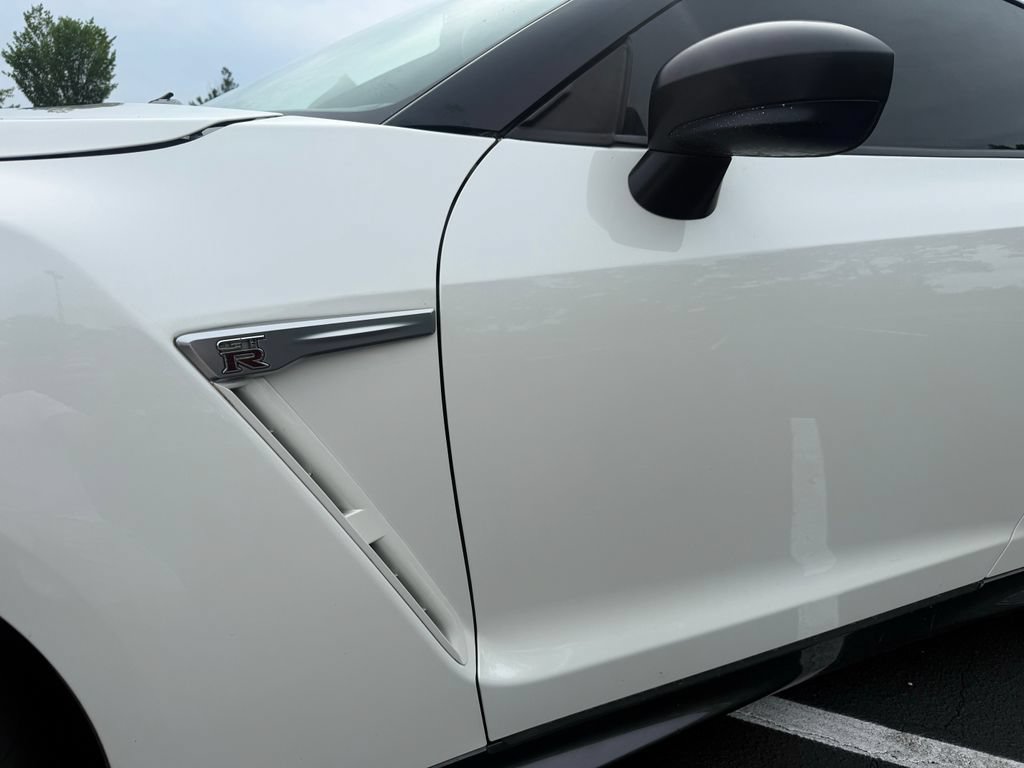 Used 2017 Nissan GT-R Premium w/ Premium Interior Package AWD/4WD image 18