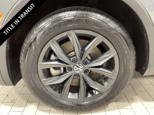 Certified 2024 Volkswagen Tiguan SE w/ Panoramic Sunroof Package FWD image 3
