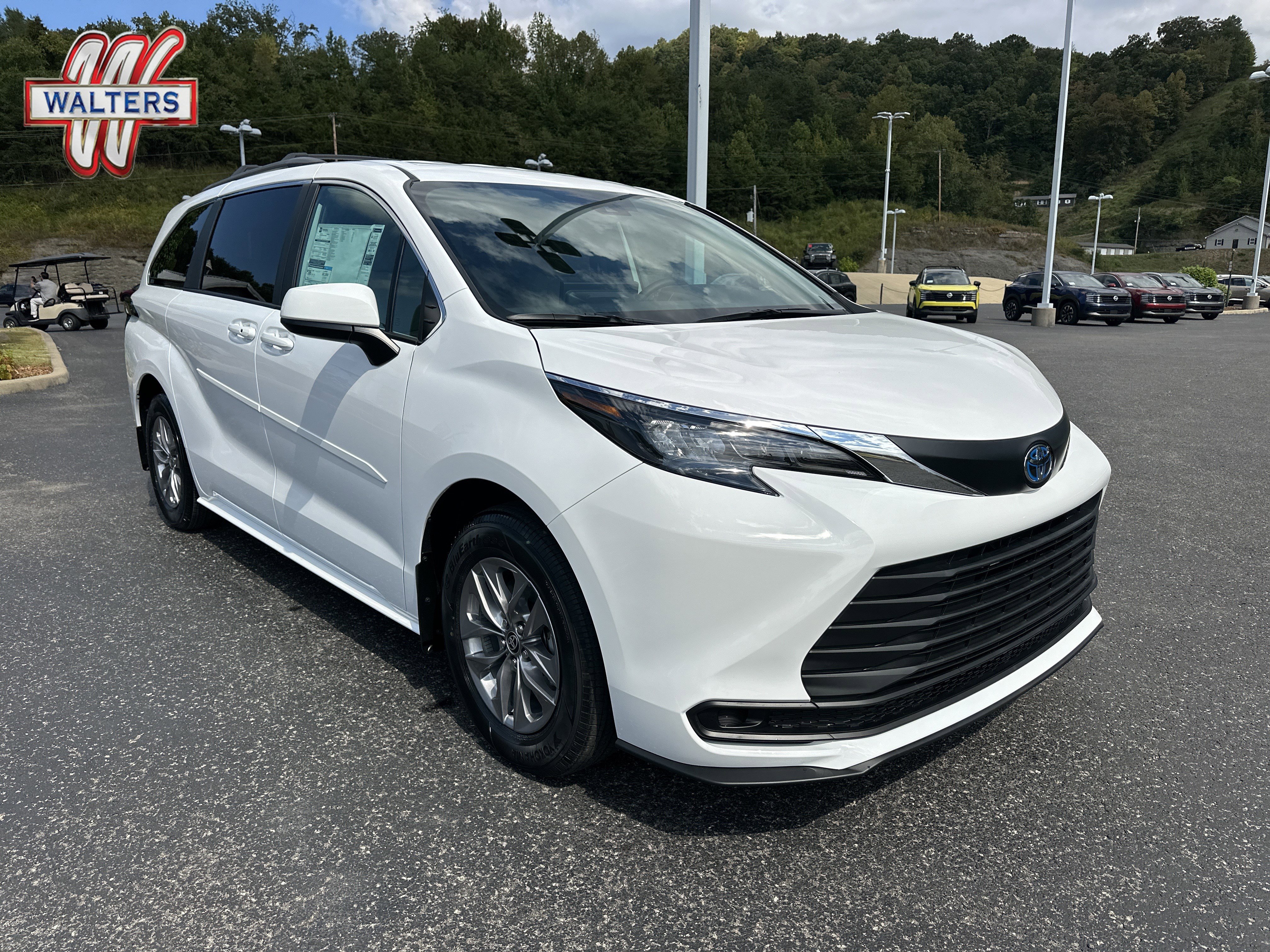 New 2025 Toyota Sienna LE image 1