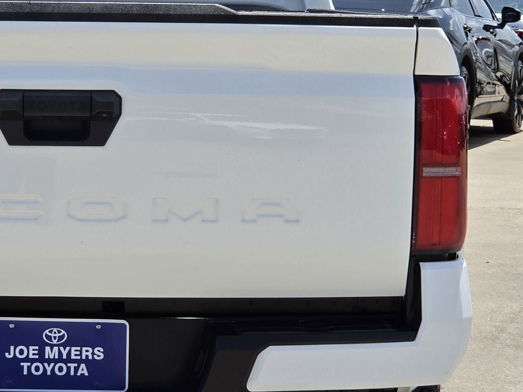 Used 2025 Toyota Tacoma SR5 AWD/4WD image 9