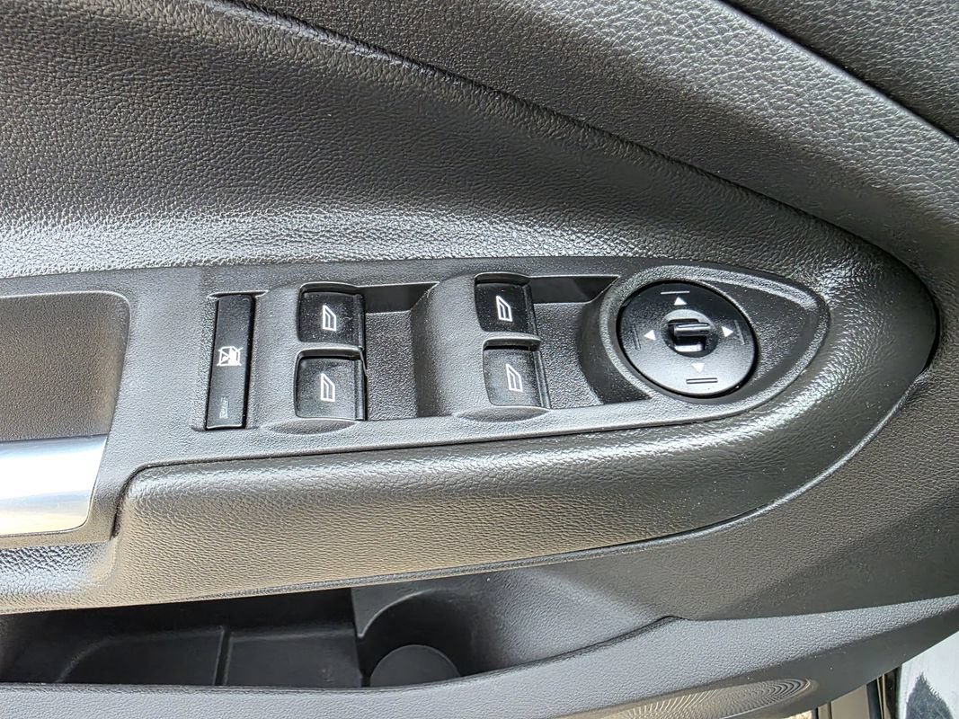 Used 2015 Ford Escape SE FWD image 14