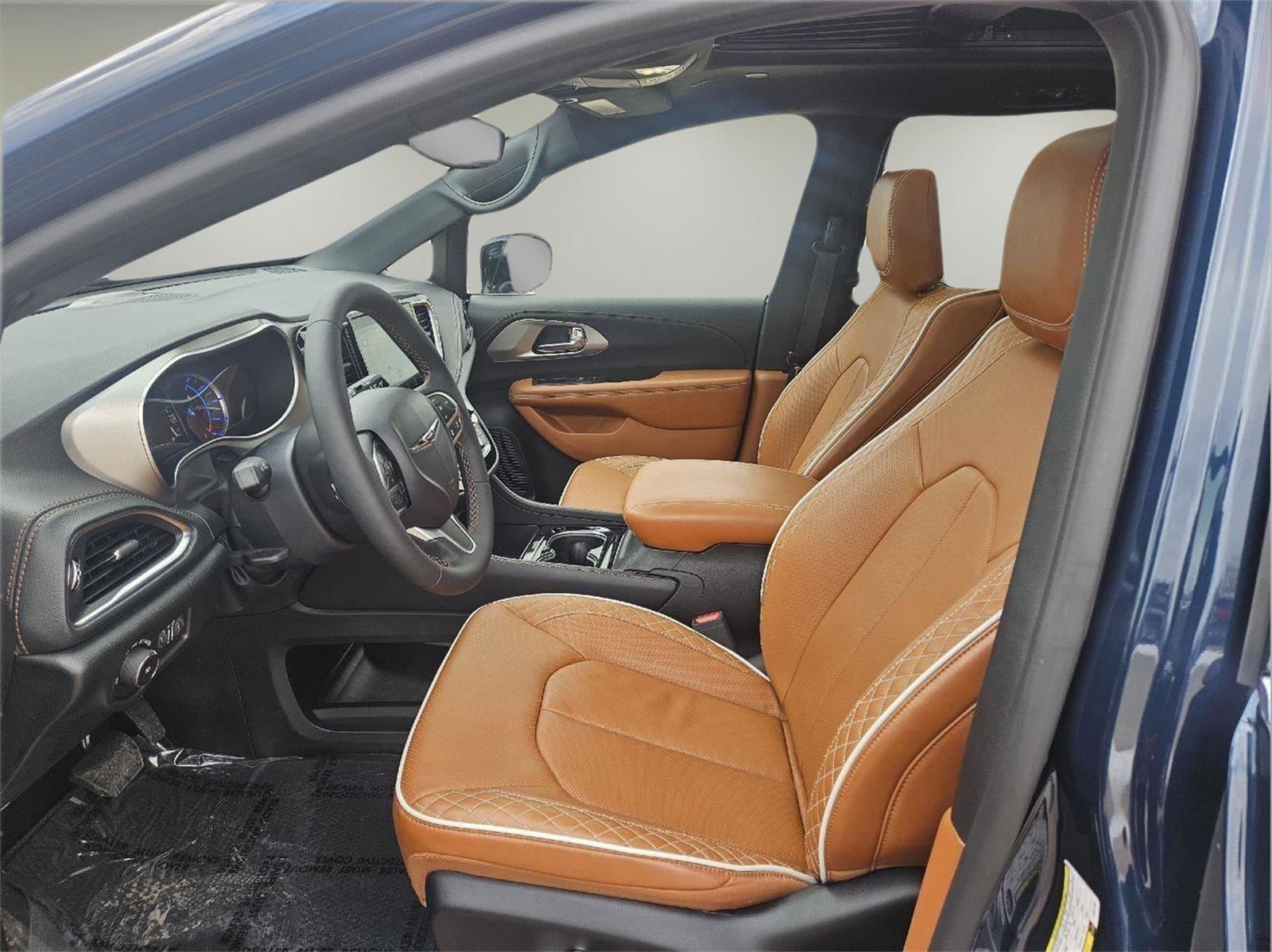 Used 2025 Chrysler Pacifica Pinnacle image 11