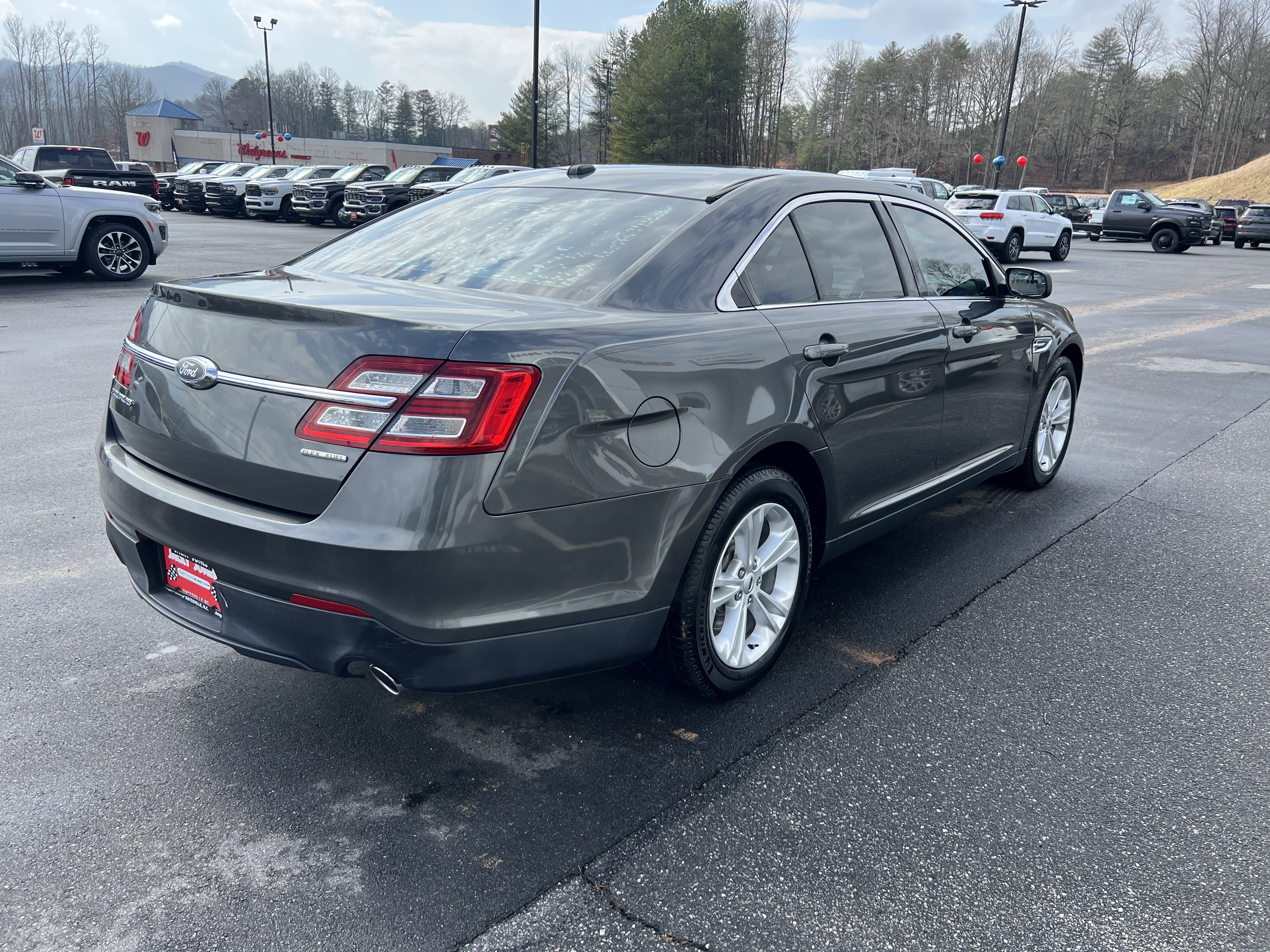Used 2017 Ford Taurus SE FWD image 3