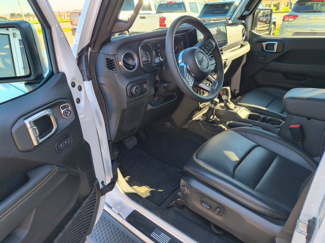 Used 2025 Jeep Wrangler Unlimited Sahara AWD/4WD image 16