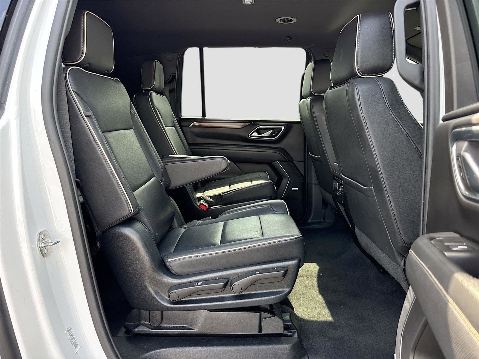 Used 2023 Chevrolet Suburban Premier image 32