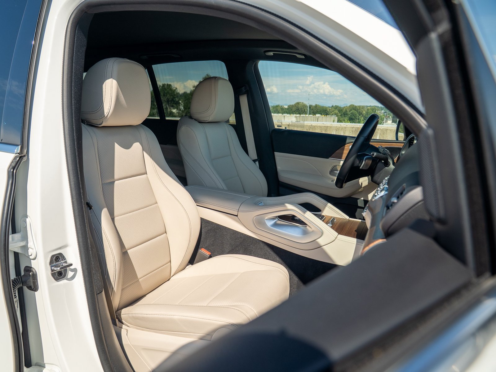 Certified 2025 Mercedes-Benz GLE 450e 4MATIC w/ Winter Package image 29