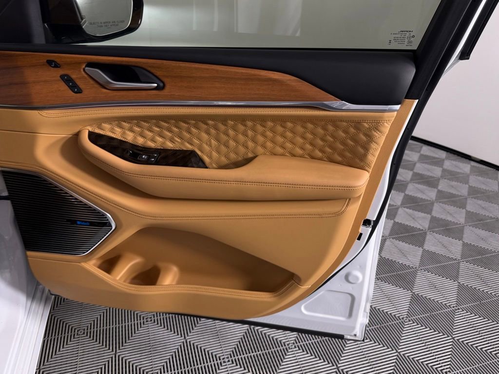 Used 2025 Jeep Grand Cherokee L Summit AWD/4WD image 34