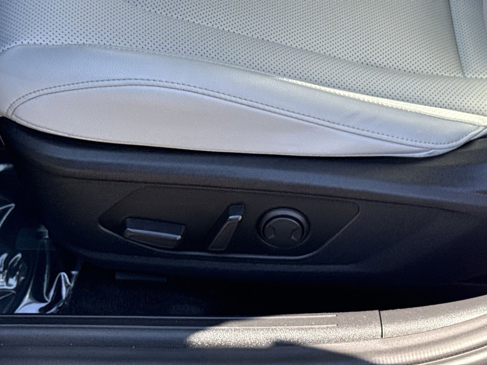 Used 2025 Hyundai Elantra Limited FWD image 19