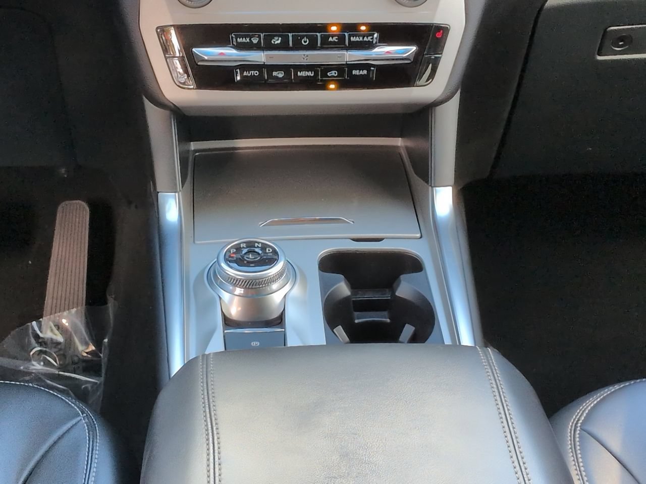 Used 2024 Ford Explorer XLT w/ Equipment Group 202A RWD image 18
