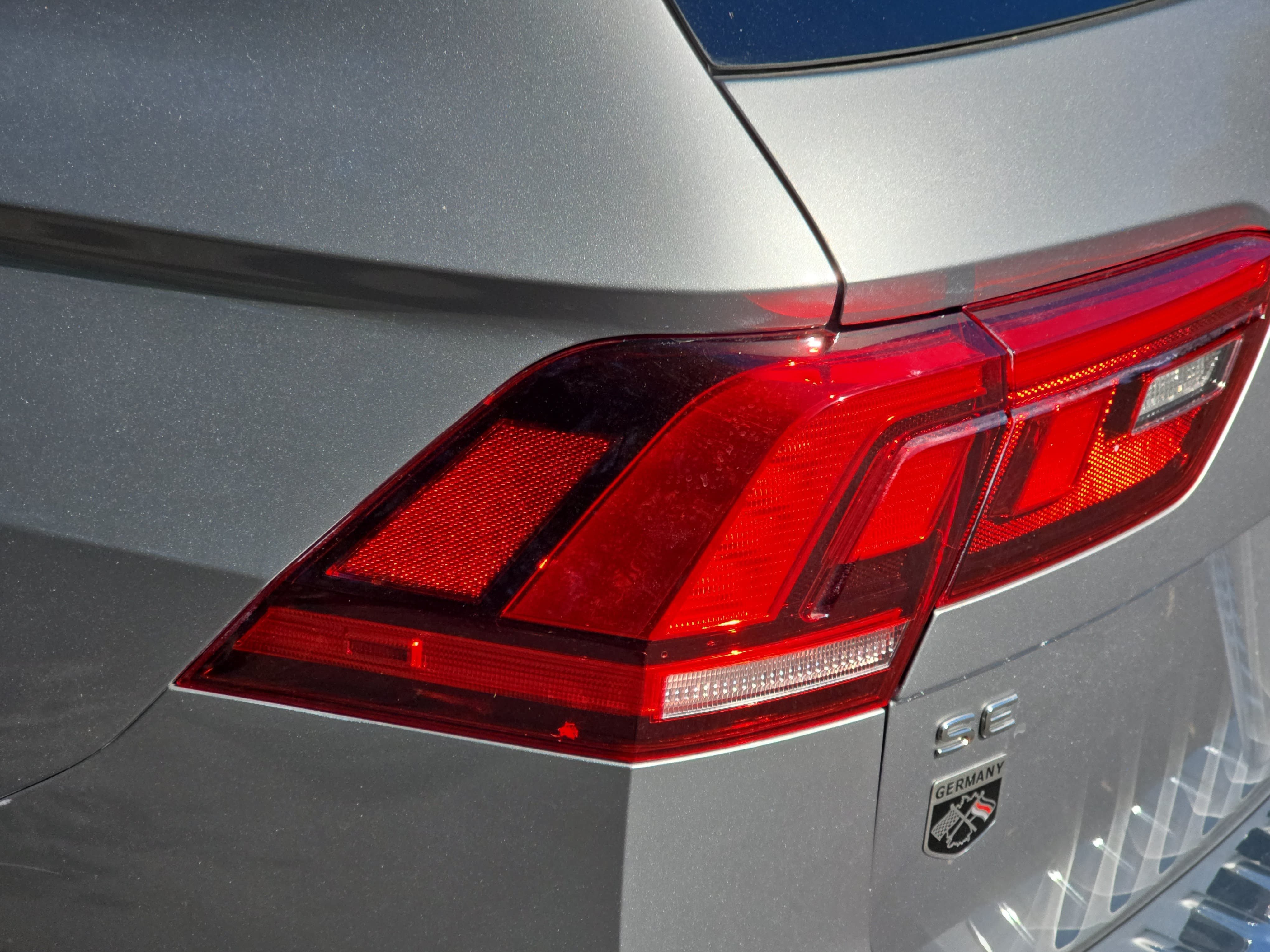 Certified 2022 Volkswagen Tiguan SE R-Line FWD image 37
