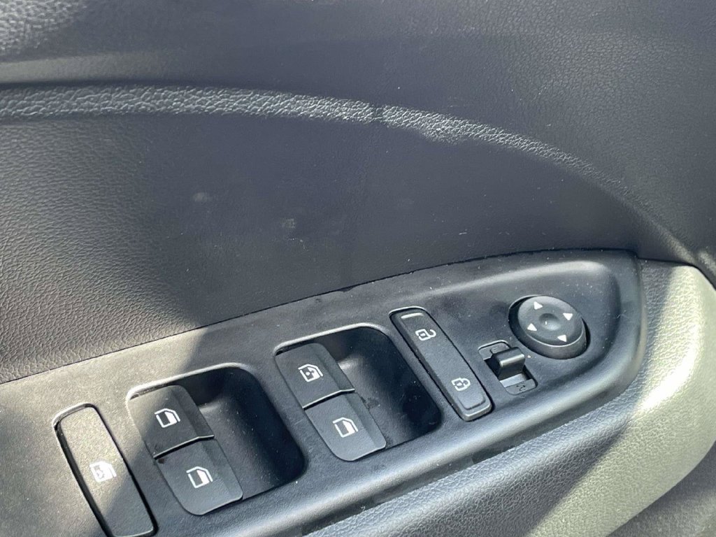 Used 2025 Hyundai Venue SEL FWD image 24