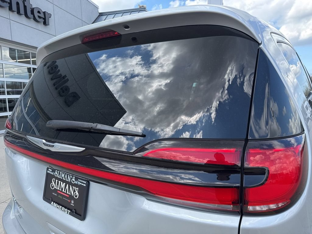 Used 2024 Chrysler Pacifica Touring-L FWD image 17