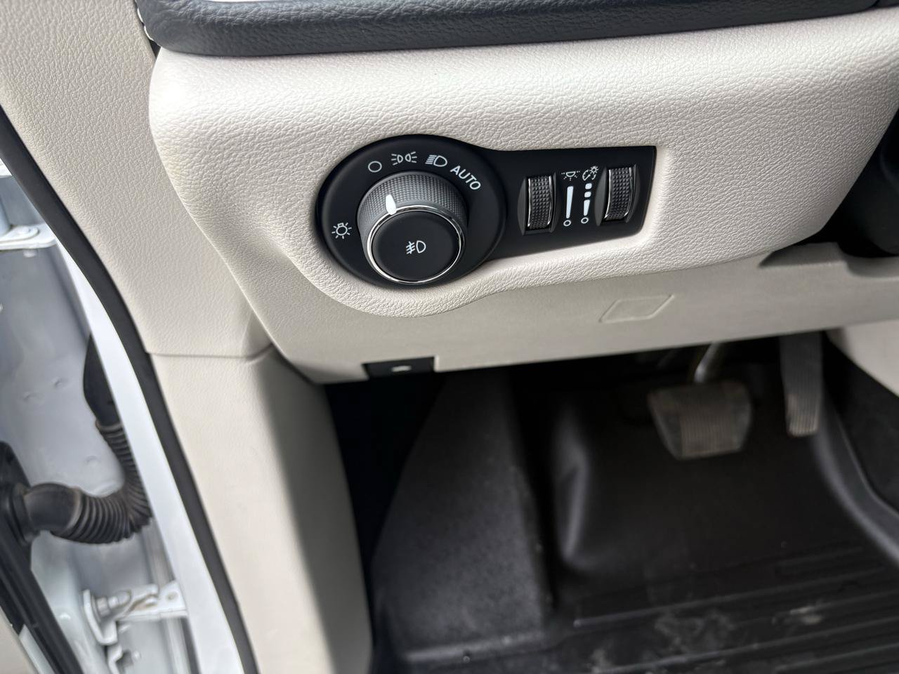 Used 2024 Chrysler Pacifica Limited FWD image 15