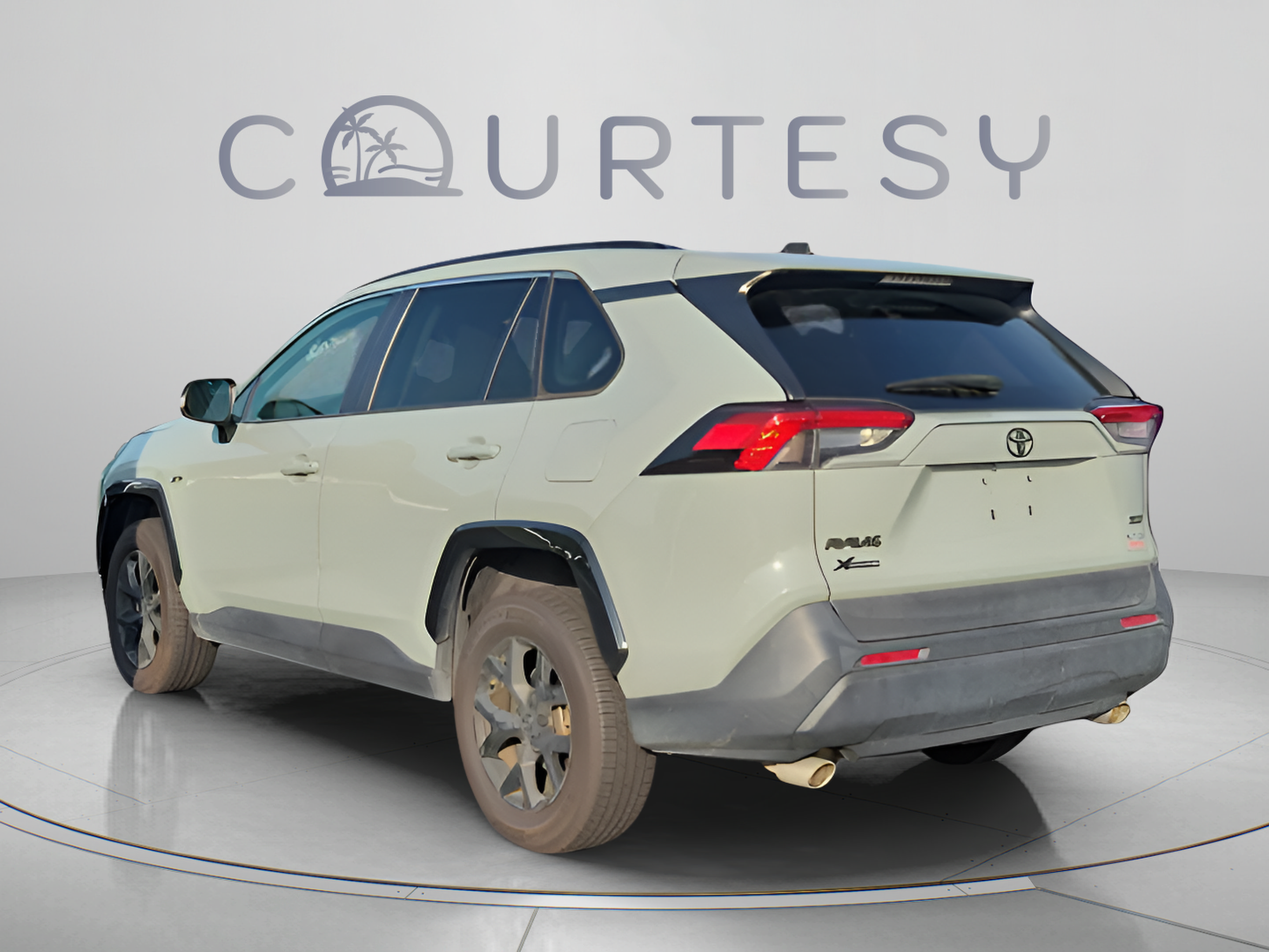 Used 2022 Toyota RAV4 XLE w/ Convenience Package FWD image 5