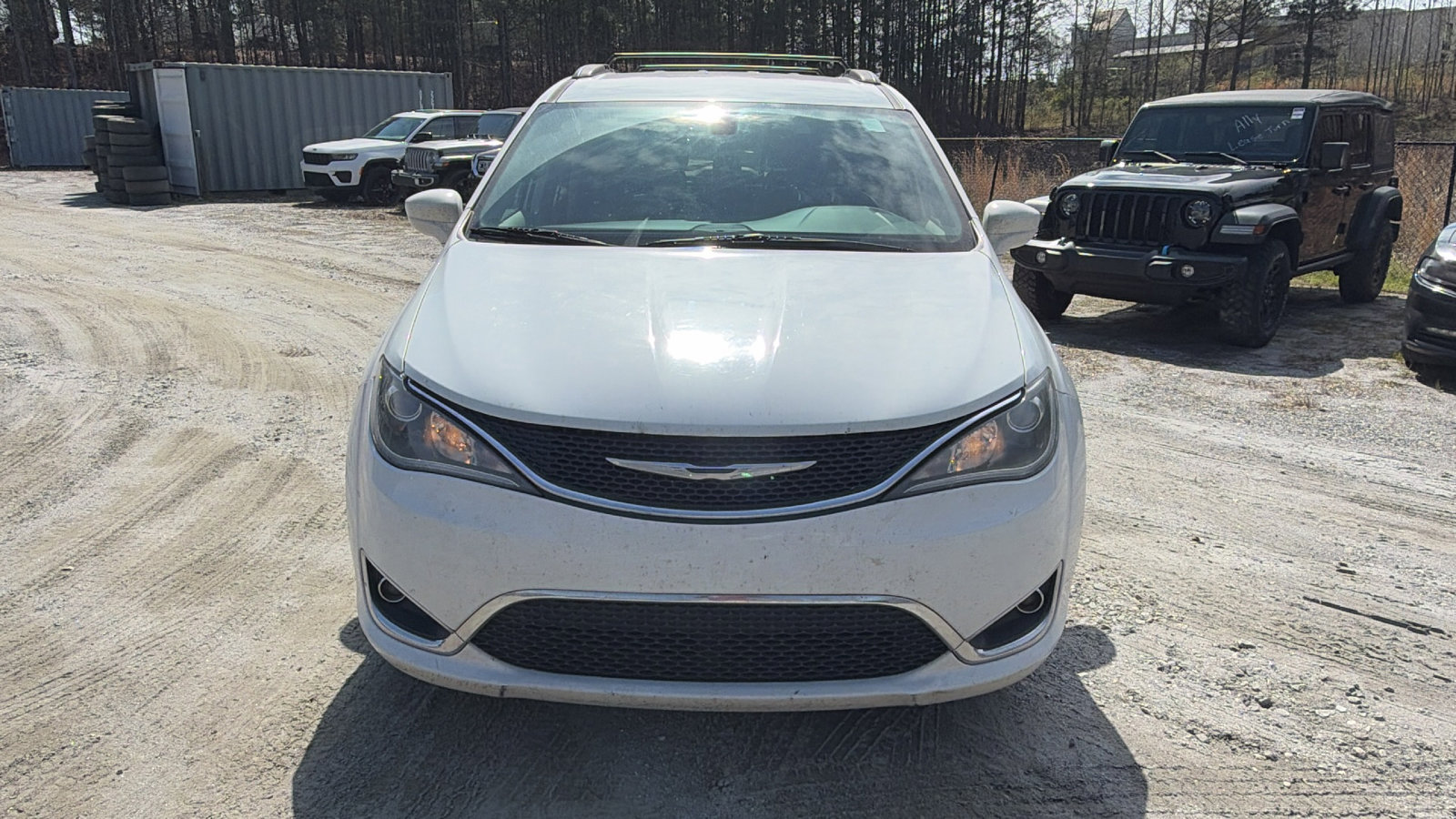 Used 2017 Chrysler Pacifica Touring-L image 3