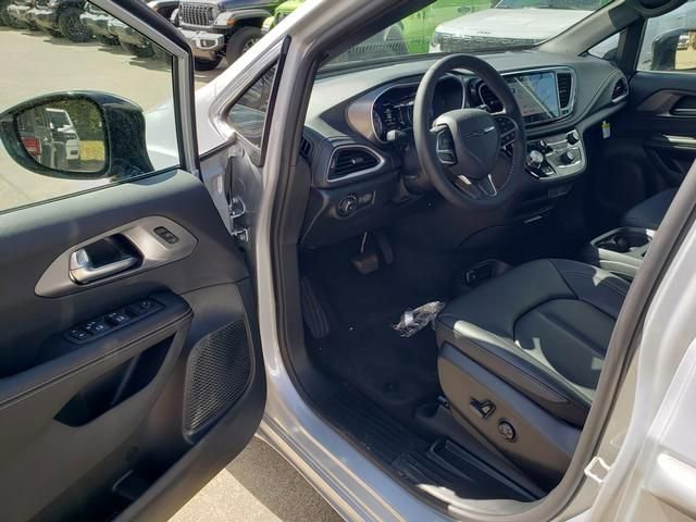 New 2026 Chrysler Pacifica Select image 6