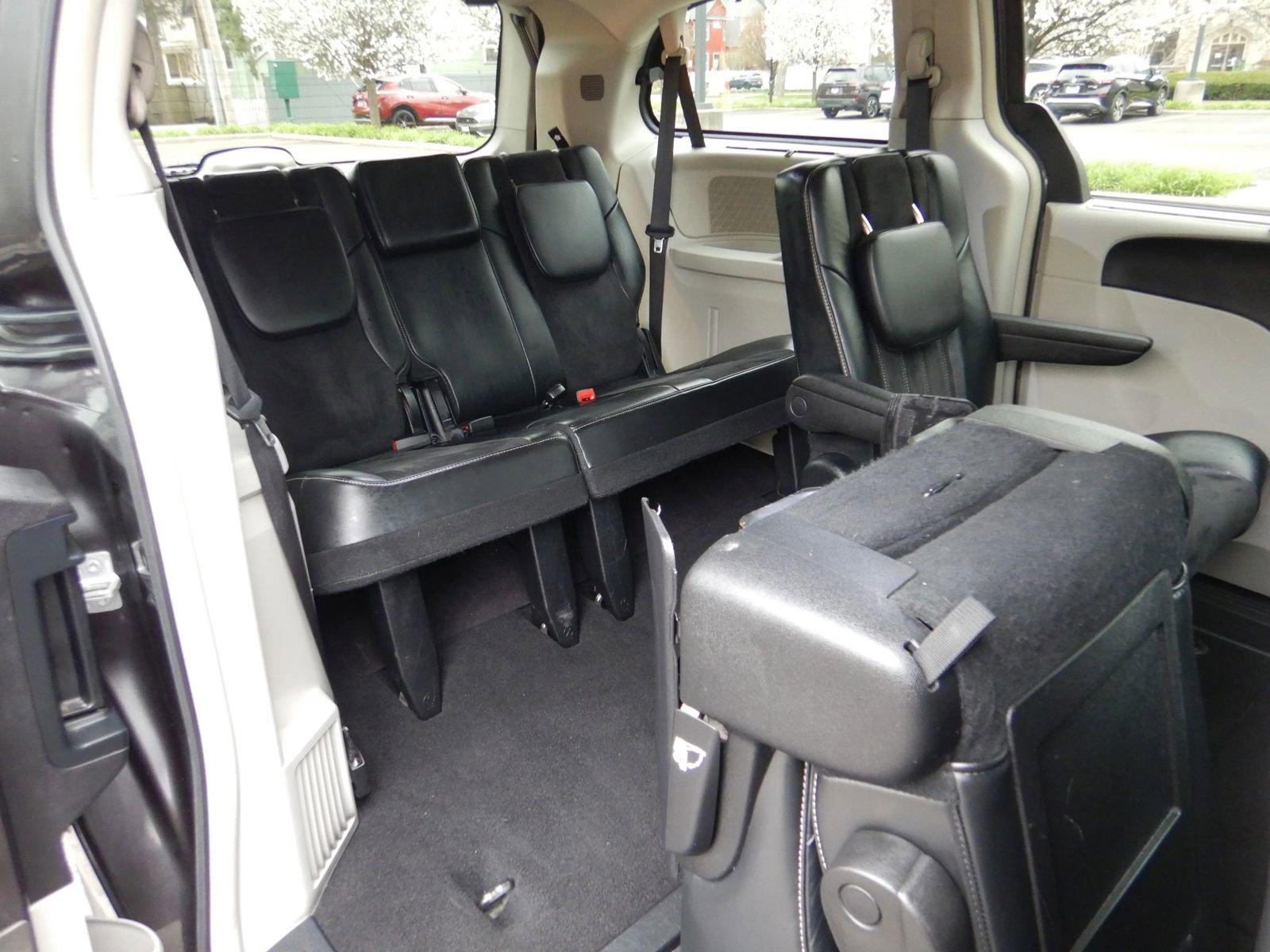 Used 2016 Chrysler Town & Country Limited FWD image 22