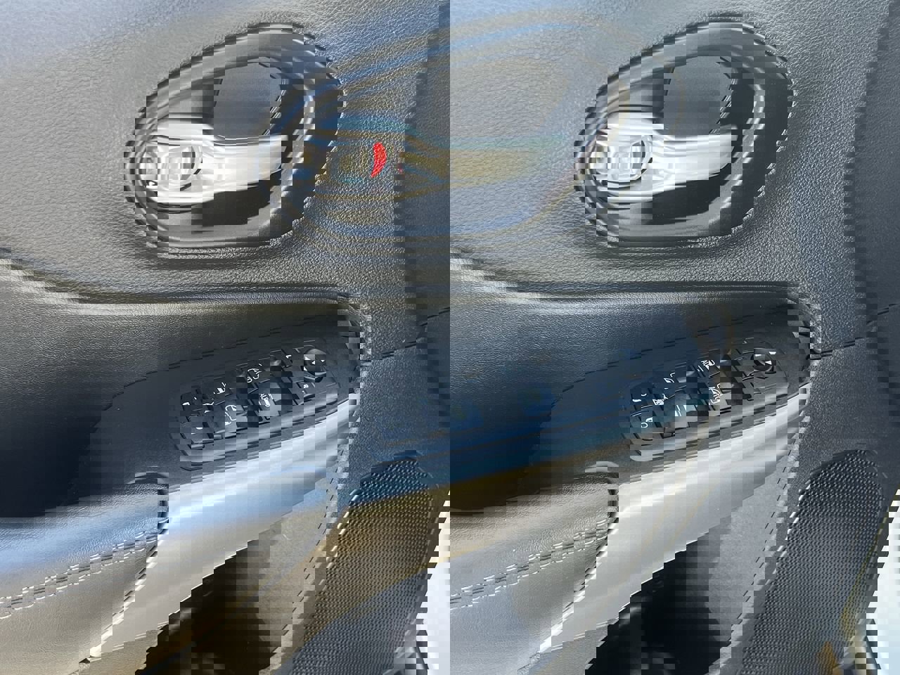 Used 2021 Jeep Cherokee Latitude Lux w/ Sun & Sound Group image 22