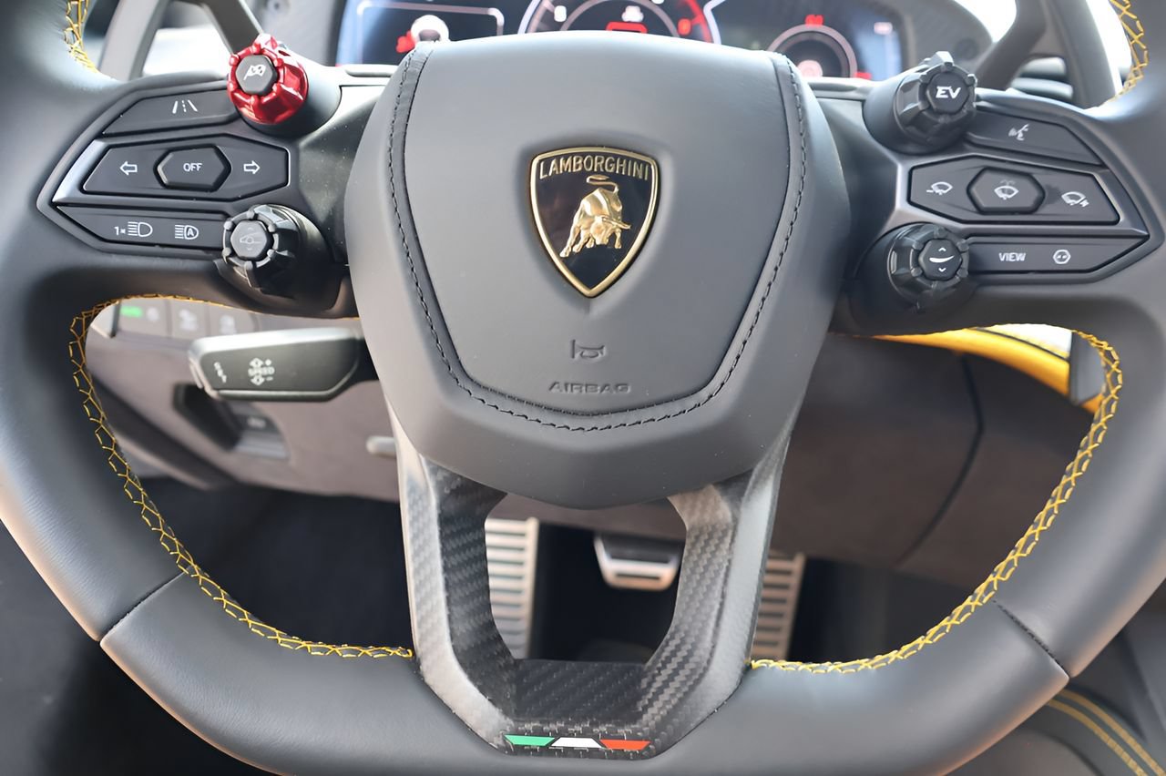 Used 2025 Lamborghini Revuelto AWD/4WD image 17