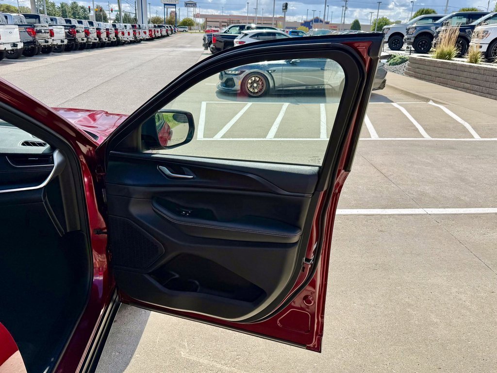 Used 2023 Jeep Grand Cherokee Altitude image 20