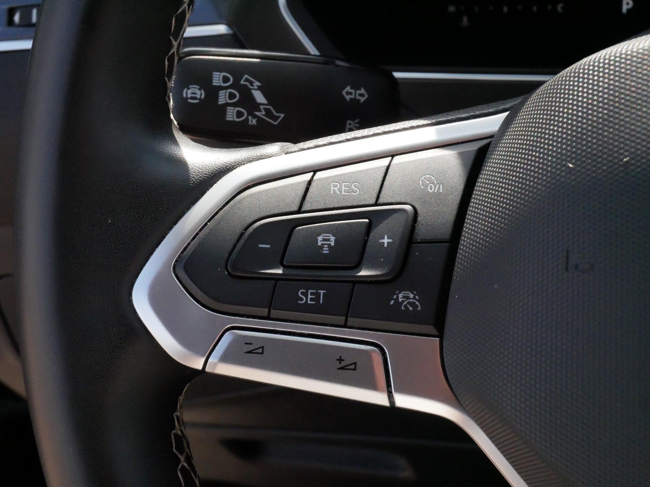 Used 2022 Volkswagen Tiguan SE AWD/4WD image 25