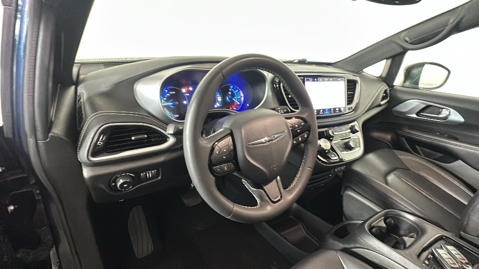 Used 2023 Chrysler Pacifica Touring-L w/ Uconnect Theater Family Group FWD image 16