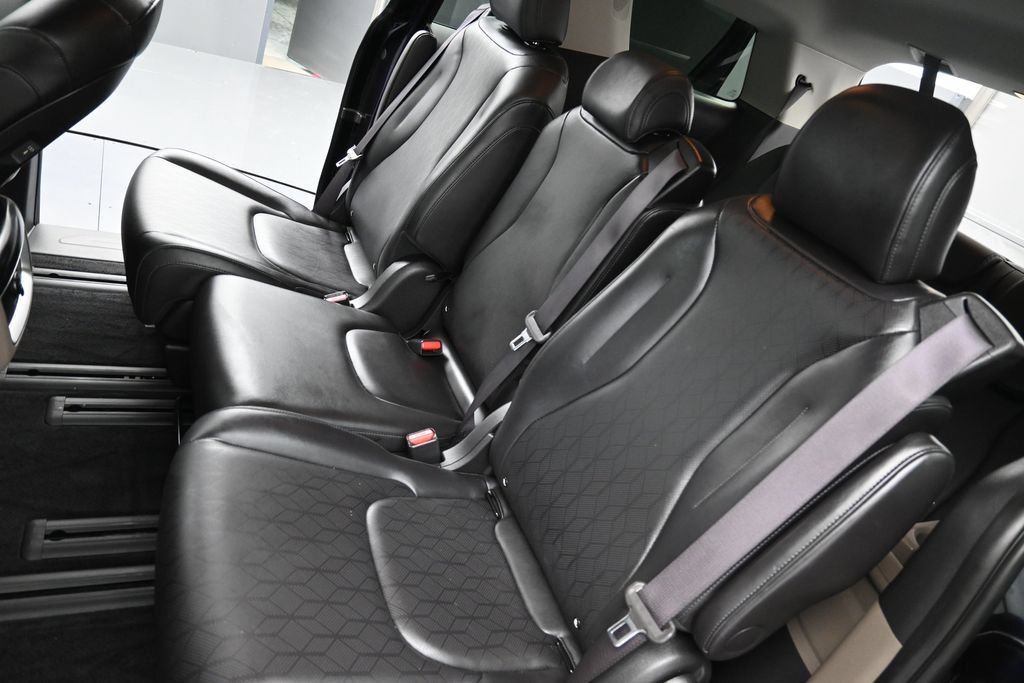 Used 2025 Kia Carnival FWD image 25